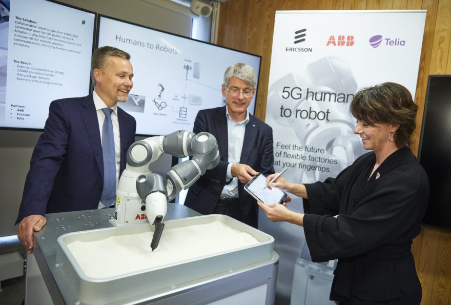 Picture of Matilda Ernkrans, Minister for Higher Education and Research, tests an industrial robot during the inauguration of Digital Futures, together with Karl Henrik Johansson, Director Digital Futures (left) and Erik Ekudden, CTO Ericsson.