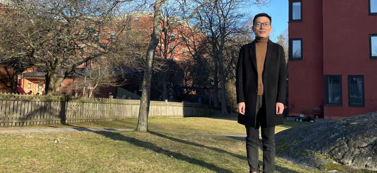 Picture of Puzhao Zhang in a garden