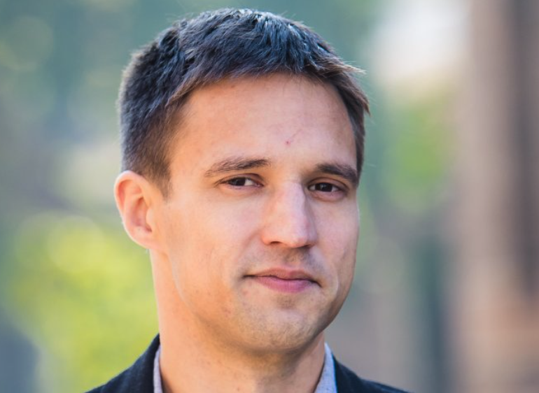 Scholar-in-residence Simon Knight focuses on how people learn to engage ethically with AI